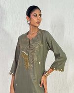 Ula Linen Shimmer Green Kaftan | AMBR